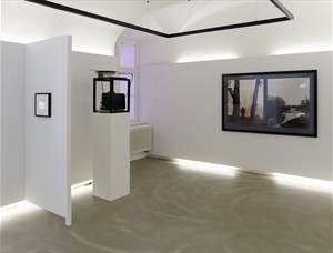 Artikelbild: "Personal Tempest" in der Neuen Galerie Innsbruck mit Arbeiten von 
Catherin Bertola (links) und Eija-Liisa Ahtila.  - Foto: WEST. Fotostudio