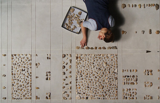 Video „Anna Schwinger: Installation von Artefakten der Repolusthhle&#x201C; von Sharon Lockhart (2011)