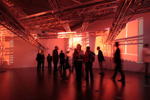 Artikelbild: Richard Kriesches raumfüllende Installation Blood and Tears - Foto: Ars Electronica