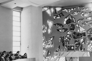Artikelbild: Betonglasfenster der Kapelle der Eucharistieschwestern in Salzburg-Herrnau (1959, Foto: Archiv Yvonne Weiler) - Foto: Tiroler Landesmuseum / Yvonne Weiler