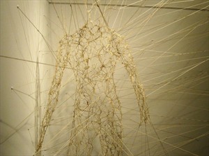 Artikelbild: "Thrichobotria": nach den sensitiven Haaren auf Spinnenbeinen ist Jane Tingleys Installation benannt.  - Foto: Jane Tingley