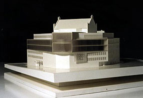 Ein Modell der Wiener Volksoper, deren Auenfassade nach einem Entwurf von Wilhelm Holzbauer renoviert werden wird. / Bild: APA