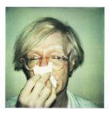 Andy Warhol schneuzt sich in die Kamera. Die Schau bei Westlicht zeigt Bilder wie dieses aus der
Collection, wie auch Arbeiten aus den neuen Filmen. Foto: The Andy Warhol Foundation for the Visual Arts/VBK, Wien 2011

