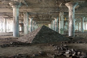 Artikelbild: "Ziggurat" (2007-2008): Künstler Scott Hocking hat in den Ruinen einer
vor 20 Jahren stillgelegten Fabrik Millionen Parkettholzstäbe gefunden
und zu einer pyramidalen Skulptur geschichtet. - Foto: Hillberry Gallery