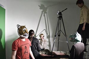 Artikelbild: Im "Produktionsraum" der Ausstellung "Filmiki": Studierende von Pawel Althamer produzieren gemeinsam einen Kurzfilm. - Foto: Karl Kühn