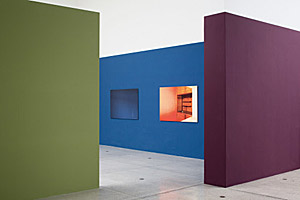 Artikelbild: In Rino Levis Architektur haben die farbigen Wände ihre Entsprechung in 
der Natur. In Lombardis Ausstellung sind sie doppelter Verweis.  - Foto: Thaler 
