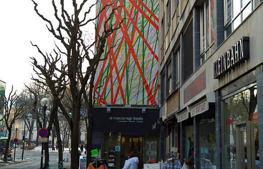 Muntere Fassadengestaltung von Armin Guerino in der Klagenfurter Bahnhofstraße 