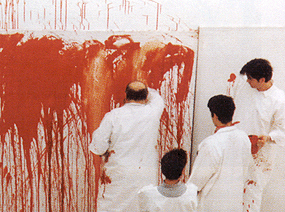 Hermann Nitsch: Das gro�e Bodenbild (Der K�nstler in Aktion), 1997 / �Bild: Heinz Cibulka