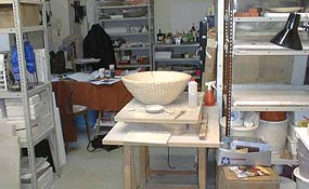 Die t�nerne Schale im Atelier von Canan Dagdelen