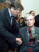 Bundeskanzler Sch�ssel und Max Weiler, 2000 / �Bild: APA