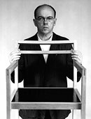 Adolf Krischanitz mit dem RadioCafe-Sessel / �Bild: APA