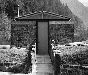 Haus neben der alten Schmiede, Mauerwerk aus Porphyr, ruhend auf Flussteinen