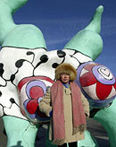 Niki de Saint Phalle vor einer 