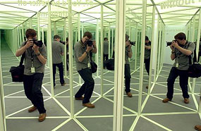Spiegelkabinett des Kanadiers Ken Lum / �Bild: APA
