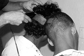Eine 10-inch-Linie einrasiert in die Haare zweier Junkies, bezahlt mit einem Schuss Heroin, Oktober 2000 / �Bild: Galerie Peter Kilchmann, Santiago Sierra