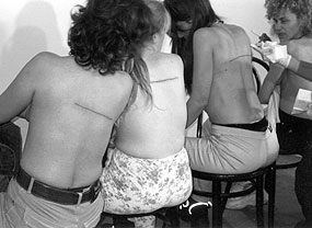 160cm lange Linie auf die Haut von vier bezahlten Personen t�towiert, Dezember 2000 / �Bild: Galerie Peter Kilchmann, Santiago Sierra
