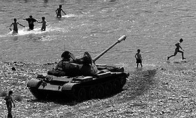 Anja Niedringhaus: Afghanische Panzer w�hrend einer Waffenpause