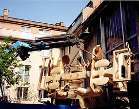 Abtransport der riesigen Plastik aus dem Wiener Atelier zur Biennale nach Venedig / �Bild: APA