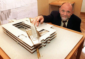 Der N�rnberger Bauleiter Walter Anderle zeigt Domenigs Modell, November 1998 / �Bild: APA