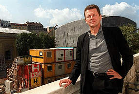 Wolfgang Waldner vor der Museumsquartier-Baustelle, September 2000 / �Bild: APA