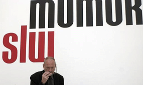 Direktor Lorand Hegyi vor dem neuen Logo / �Bild: APA