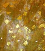So sehen die Stoffe aus, aus denen die Kimonos von Kyoko Adaniya-Baier sind, mit denen buddhistische Göttinnen herumfliegen. Wie ein Altweibersommer zum Anziehen. Galerie Marschalek