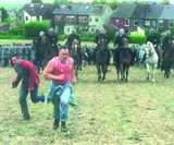 Gewerkschaftskampf auf Leben und Tod: Jeremy Deller rekonstruiert blutige Historie. J. Deller