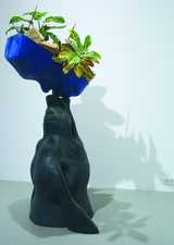 Schwarz und Blau, vereint in Dennis Oppenheims 