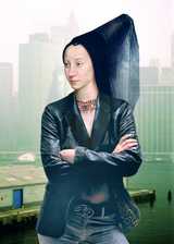 Das Gesicht dieser Maid ist übersiedelt. Aus der Kunst in die Mode. Dorothee Golz hat es mit chirurgischer Präzision abgelöst und transplantiert. Ihr OP: der Computer. Galerie Hohenlohe & Kalb
