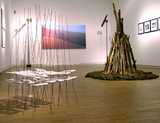 Ein Sonnenbrand wird nicht durch engen Körperkontakt übertragen, Feuer schon. Deshalb liegen keine Zünder neben der Feuerstelle von Richard Künz. Einblick in die Künstlerhaus Galerie. Judith Fischer 