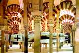 Nanu, wie kommt denn das Flugzeug in die Moschee von Cordoba? Noch dazu ein böses (mit kriegerischen Absichten)? Das weiß nur Martin Dammann – und ich so ungefähr (siehe unten). Galerie Kargl 