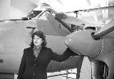 Gabriele Zuna-Kratky, die Direktorin des Technischen Museums Wien, mit einem ihrer fliegenden Lieblingsobjekte: „De Havilland DH 104 Dove“.  Foto: TMW 