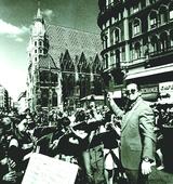 Illustration
- Das Porträt einer Stadt: Am Stephansplatz im heißen Sommer 2003.  Foto: Katalog 
