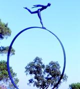 Illustration
- Menschlicher Balanceakt auf dem Rad der Zeit.  Foto: decost. 
