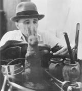 Illustration
- Joseph Beuys: „Honigpumpe“ (1985).  Foto: Beuys, VBK Wien 2006 
