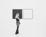 Illustration
- In der Schirn Kunsthalle stehen Besucher vor weißen Blättern und unsichtbaren Objekten.  Foto: Schirn Kunsthalle Frankfurt 
