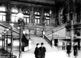 Illustration
- In der Kassahalle des 1873 eröffneten zweiten Südbahnhofs.  Foto: Wien Museum 