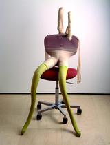 Illustration
- Deine Skulptur, das unbekannte Wesen: „Bunny Gets Snookered #3“ von Sarah Lucas vermittelt im T-B A21 eigenwillige Erotik.  Foto: Sadie Coles HQ, London 