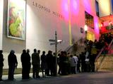 Illustration
- Pro Jahr besuchen rund 1,1 Millionen die Ausstellungen im Museums-Quartier, weitere 1,4 Millionen kommen, um zu flanieren oder zu essen. Das Bild zeigt Kulturinteressierte vor dem Leopold-Museum bei der Langen Nacht der Museen.  Foto: apa 