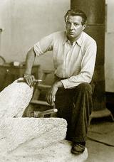 Illustration
- Wotruba in seinem Atelier (1947/48).  Fotos: Wotruba-Verein 