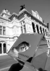 Illustration
- Künstler Ian Monroe hat kleine Spiegelkuben in der ganzen Stadt verteilt.  Foto: Art Cluster Vienna /Fehringer 