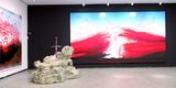 Illustration
- Urs Fischers Excalibur ist blutig, noch ehe es aus dem Stein gezogen wird; Barnaby Furnas’ „Red Sea“ assoziiert ein Blutmeer.  Foto: Mumok/Kunsthalle 