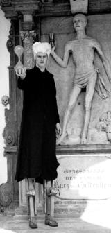 Illustration
- Die Zeit ist kostbar – und knapp: Franz Kapfers Fotografie „St. Sebastian Friedhof“.  Foto: Franz Kapfer 