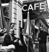 Illustration
- Padhi Frieberger: Enfant terrible und Randfigur der Wiener Kunstszene. Seit den 50er Jahren entstanden auch Fotografien, wie „Vorm Cafe Savoy“, 1963.  Foto: Frieberger 