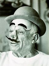 Hätten Sie ihn erkannt? Picasso verkleidet als Clown (1957).  Foto: David Douglas Duncan 