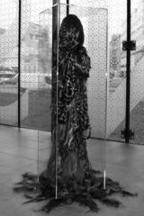 Vierzig Zöpfe bilden Mandana Moghaddams „Chelgis I“.  Foto: Ellie Hochdörfer/Kunsthalle Wien 