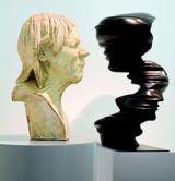 Eine Messerschmidt-Skulptur neben einem Werk von Tony Cragg.  Foto: Belvedere, Wien 