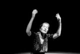Ein Ausschnitt aus dem Werk „Die Nacht“: Die Schauspielerin Edith Clever gibt sich dabei einer Kulturgeschichte der Trauer und des Abschieds hin. 