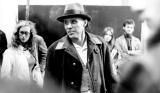 Ein Schamane, der polarisierte: Joseph Beuys 1972 bei Verhandlungen im Düsseldorfer Akademiesekretariat, das er mit Studenten besetzt hatte. Foto: VG Bild-Kunst/Puls /Lamberty