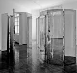 Heimo Zobernig, Liebling der heimischen Kunstwelt, stellt seine schlichten Möbelanordnungen im MAK aus. Im Bild: "Ohne Titel", 200. Foto: Archiv Heimo Zobernig